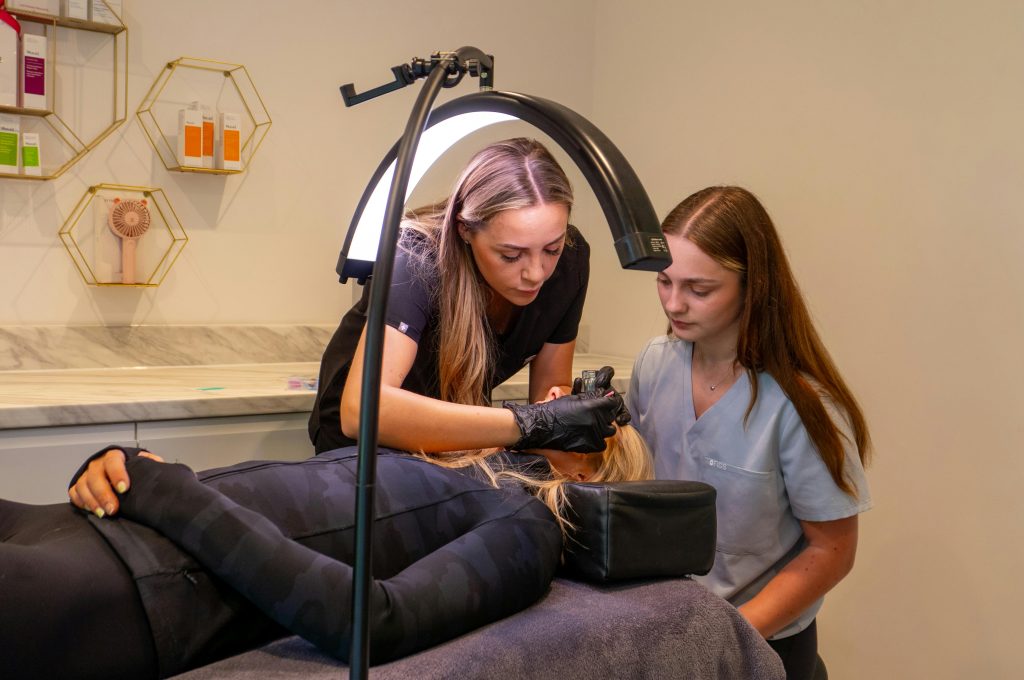 Wimpernverlängerung im Kosmetikstudio