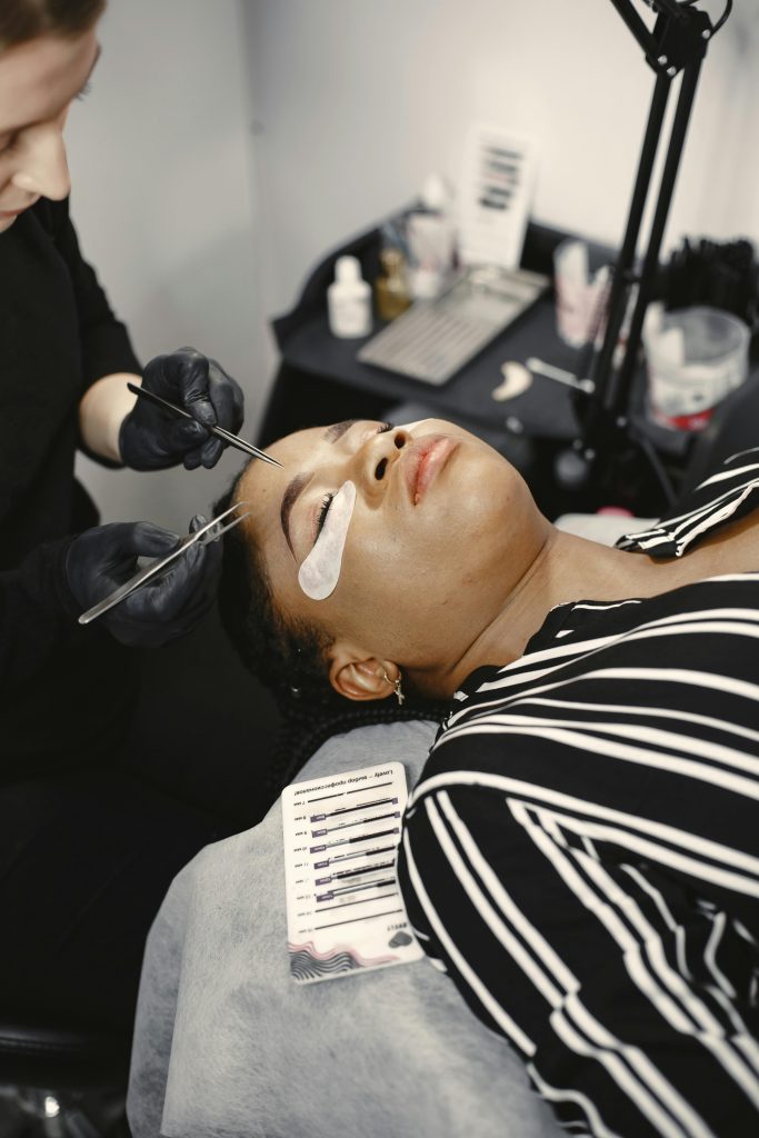 Wimpernverlängerung im Kosmetikstudio